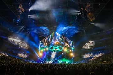 the giant A, screens and wings above the stage