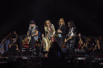 Aerosmith starting the show with Back in the Saddle