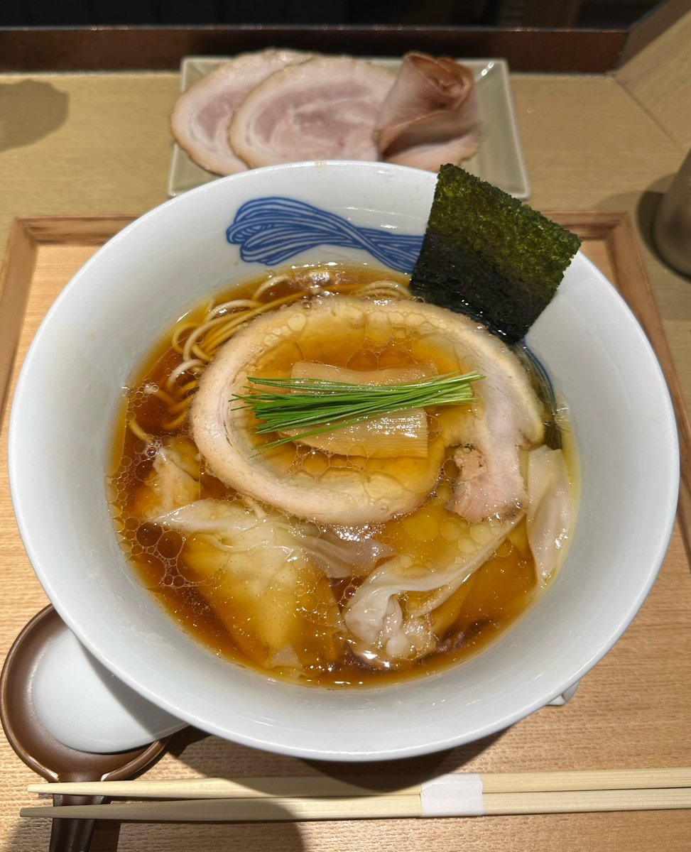 RGfkei's tweet image. Japanese Ramen Noodles 凛 Tokyo@東京都中央区
わんたん醤油らぁ麺
チャーシュー増

久しぶりヽ(*&apos;▽&apos;*)ﾉ✨

小麦の良い香りがする麺
美味しいですね～🍜
燻製チャーの香りと
バラ🌹🥩のトロトロ
2種類のチャーも最＆高🙌

ご馳走様でした！🙏

#LabQ
#japaneseramennoodles
#凛トーキョー