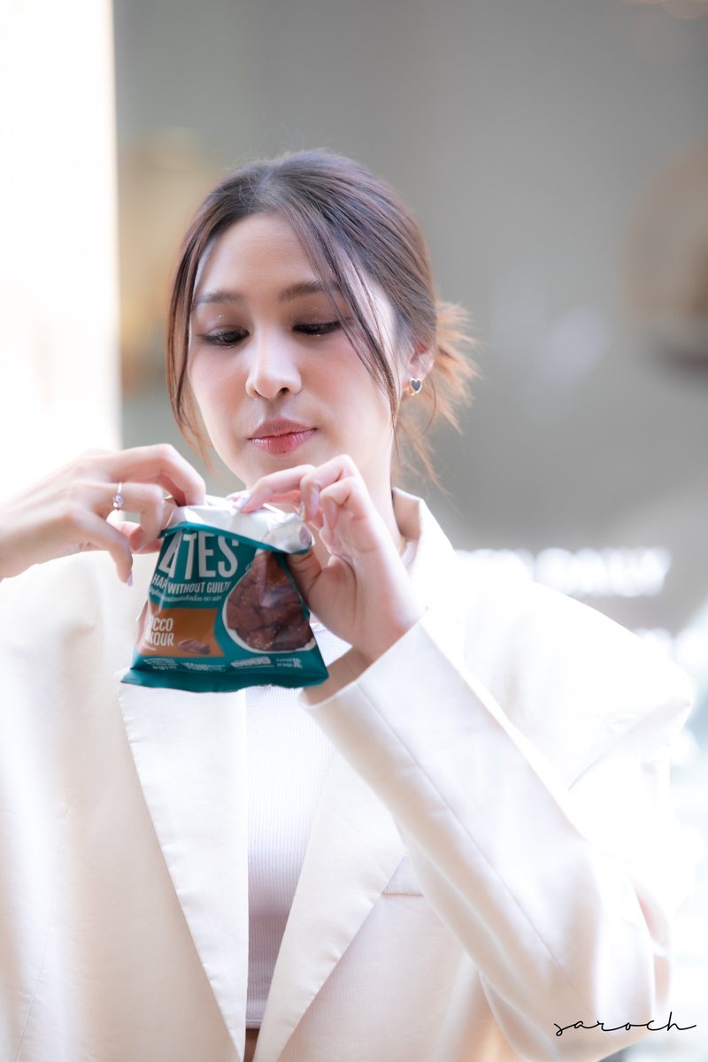 Sarochj's tweet photo. CRISPY BITES ขนมอร่อยอร่อย ยิ่งกินกับเอมนี่แซบหลายเด้อ #bareclub #baregrandopening #TeamAIMazing https://t.co/iLU60voMtY