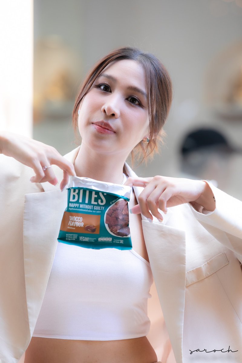 Sarochj's tweet photo. CRISPY BITES ขนมอร่อยอร่อย ยิ่งกินกับเอมนี่แซบหลายเด้อ #bareclub #baregrandopening #TeamAIMazing https://t.co/iLU60voMtY