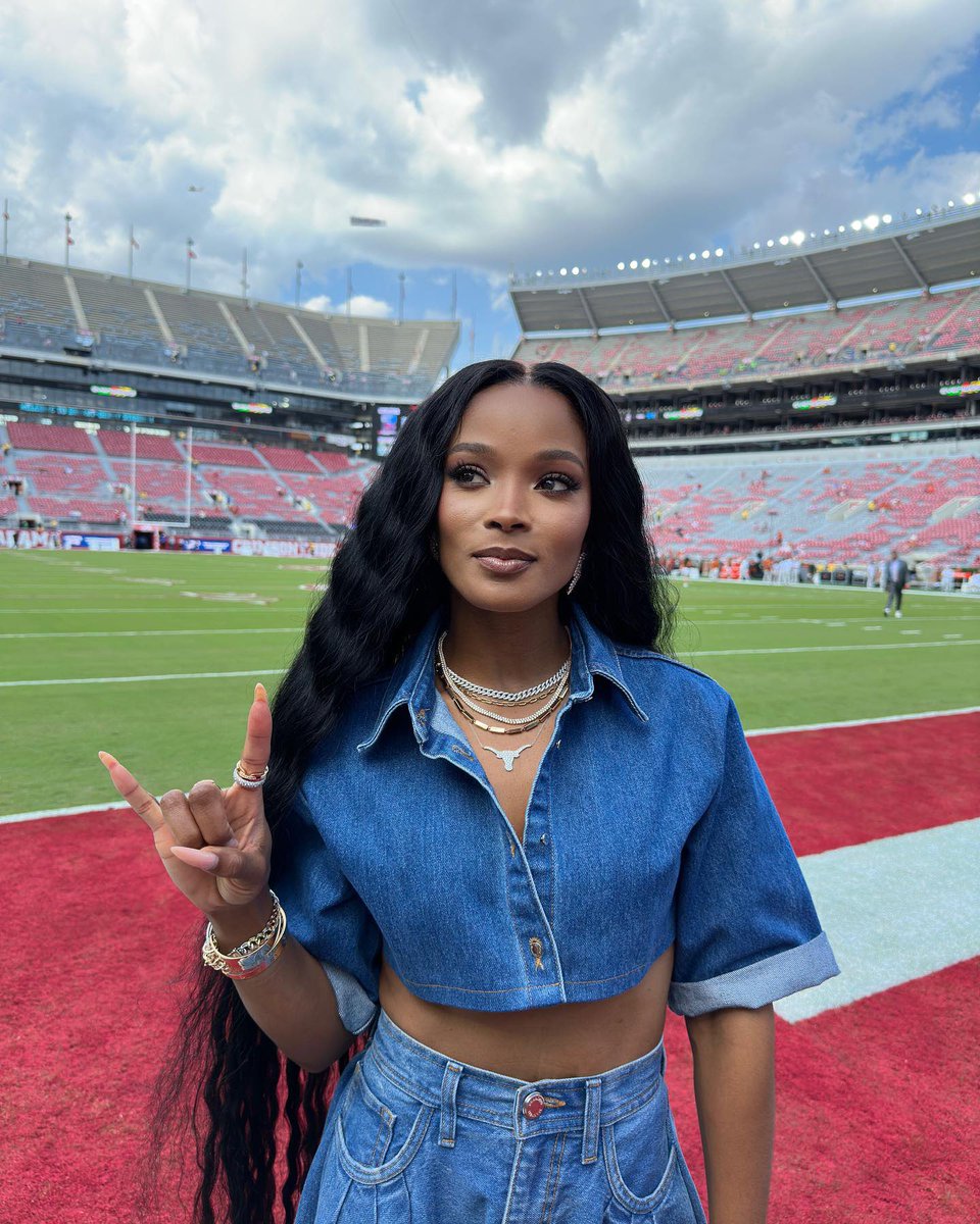 BlackUTNetwork's tweet photo. Loreal Sarkisian appreciation post! #HookEm #TEXvsALA https://t.co/0qJvdiA1iP