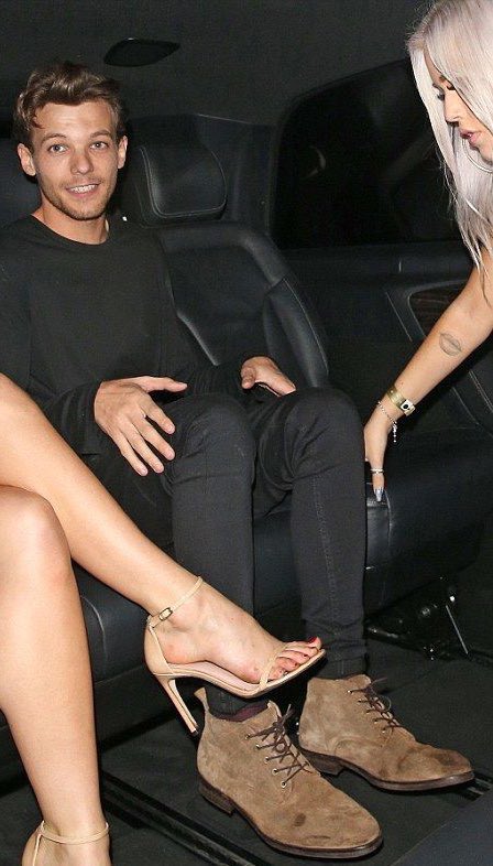 elliesun28's tweet photo. When ever I see this photo I fall over laughing THE SHOES https://t.co/PxUr20VKvx