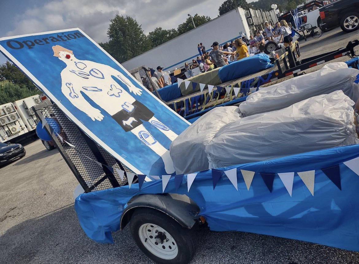 masoncohosa's tweet photo. We had a great time at the HOMECOMING PARADE! Operation: Shock the Lions! Goooo.... ROYALS 👑!!! 
#DareToCreate Kentucky HOSA #togetherwewin Mason County High School https://t.co/OrAw9J6DZ7