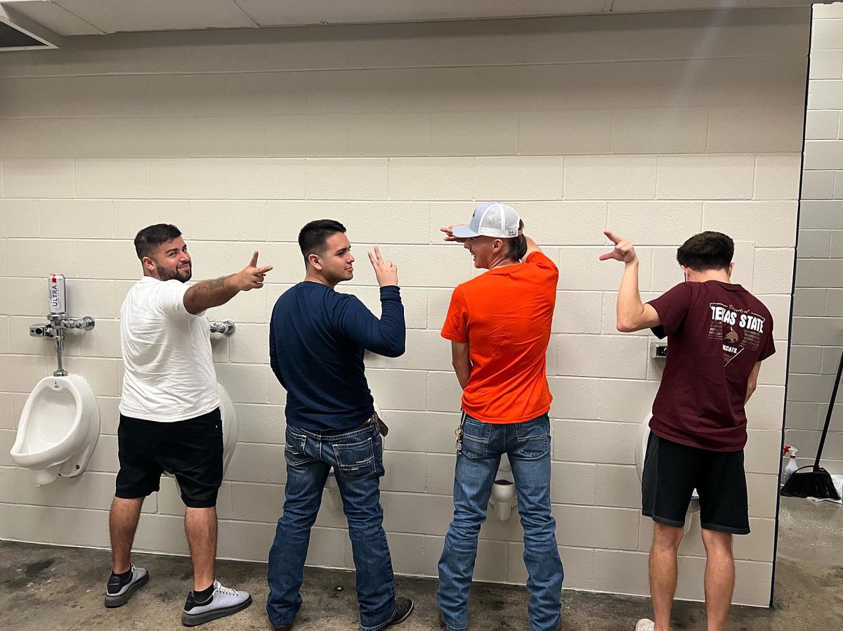 michael_pena9's tweet photo. Los 4 musketeers😝 https://t.co/xhfddWZY9N