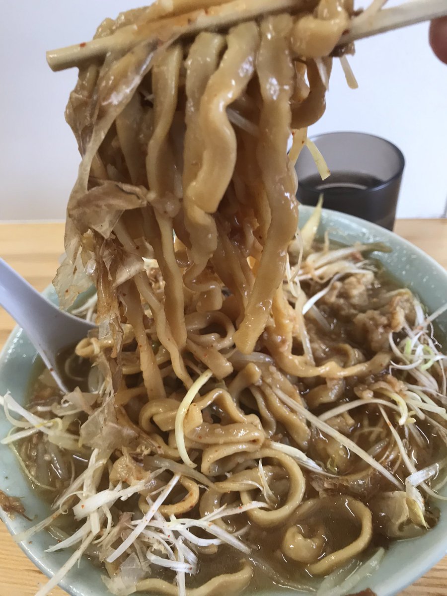 ehYC3Dxc80go7YU's tweet photo. ラーメン工藤
ラーメン　豚マシ　白髪葱　鰹節　 Y N cm A K    本日9月10日（クドーの日）次回使える一杯無料券をいただきに来ました😀　1時間半待ちでようやく着　カラメ引き立つプニュモチ麺　凄く美味しかったです 😋　豚🐷旨～　葱と鰹節で👍　大変美味しくいただきました　ご馳走さまでした♪ https://t.co/rjwSEBCT29