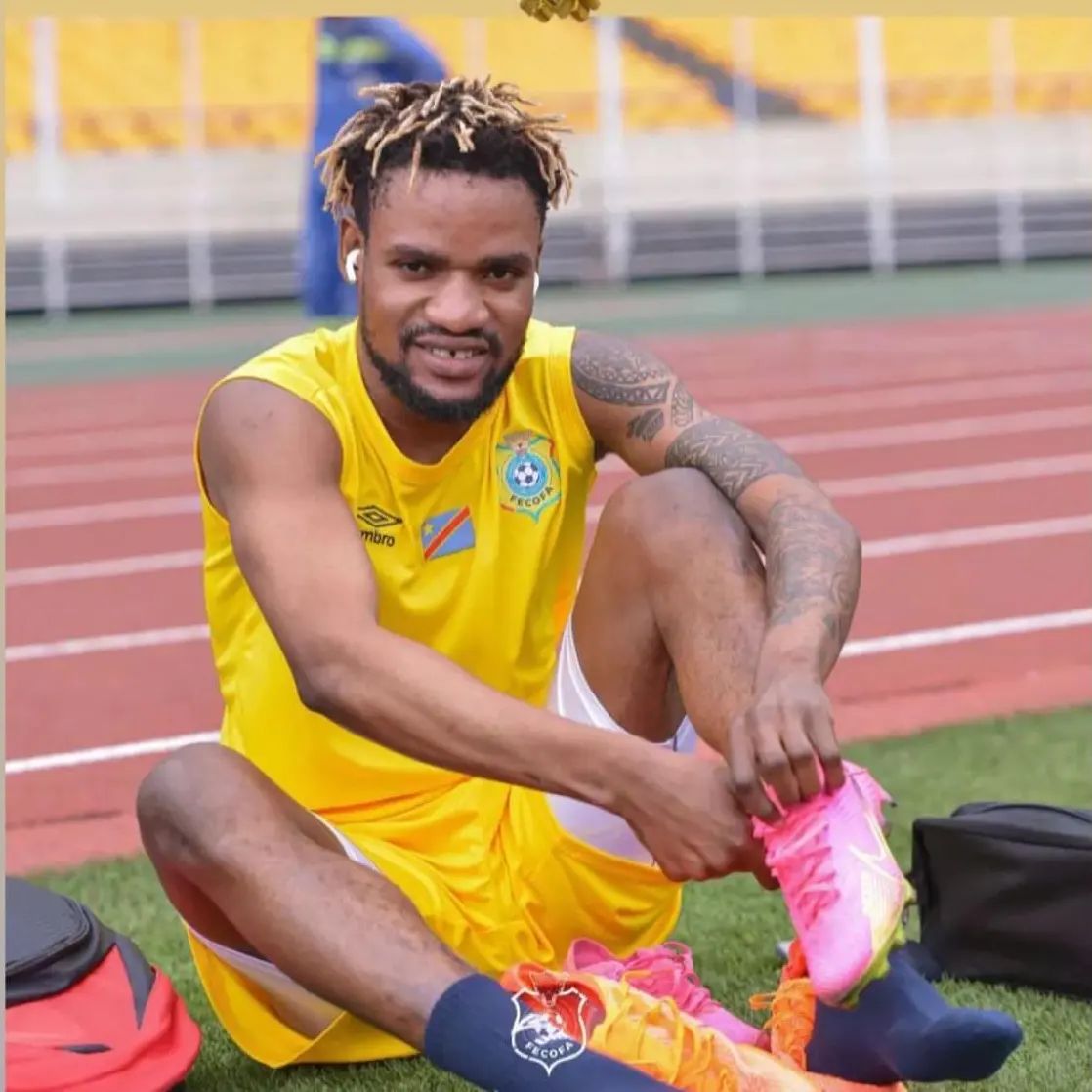 Hawa wakongo wanaakili sana ya kutafuta pesa   Ligi Yetu wamejaaa kama Njugu wanakipiga katika klabu tofauti Vijana wetu wajifunze kwa hawa jamaa kwenda nchi tofauti kutafuta maisha.