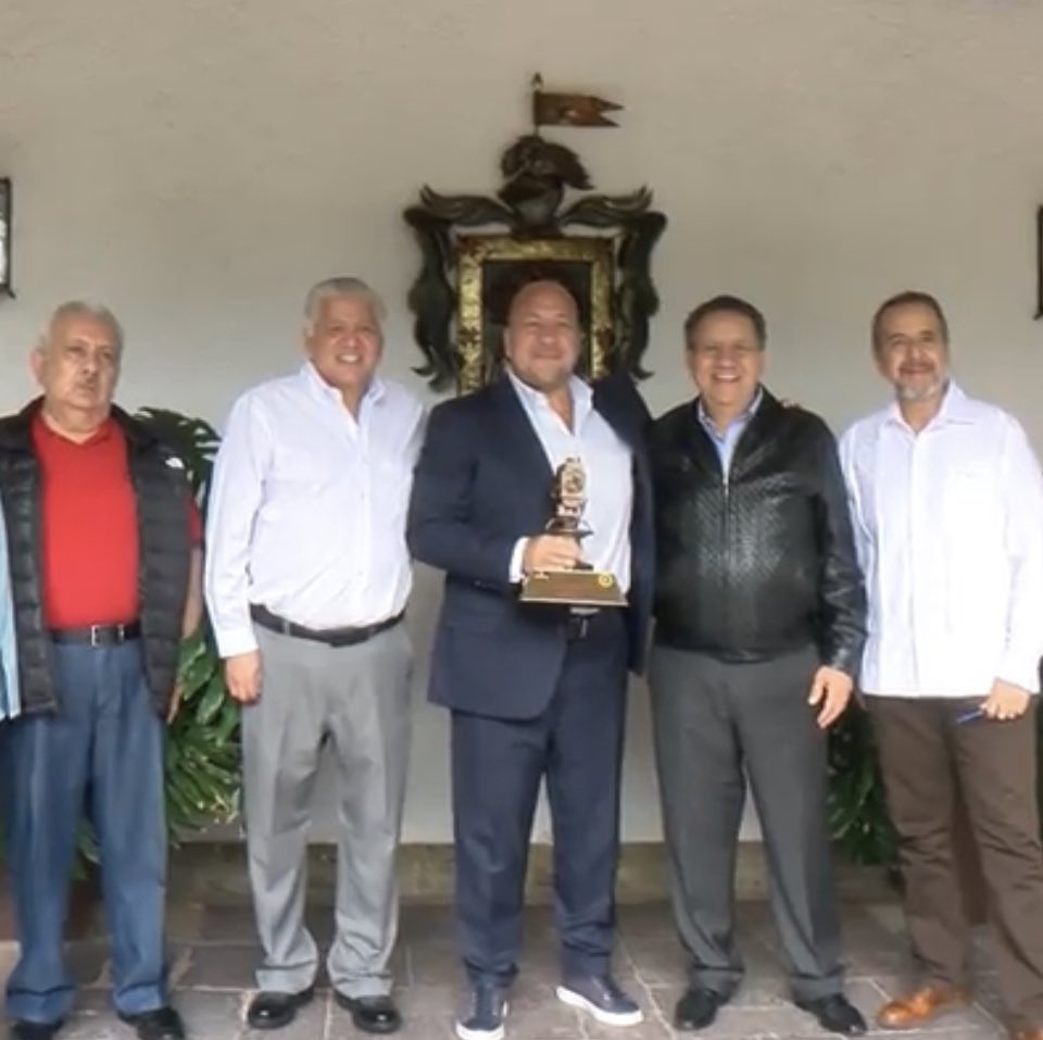 sitatyr29's tweet photo. El sindicato industrial de trabajadores y artistas de televisión y la radio,entregó un reconocimiento al gobernador de Jalisco Enrique Alfaro por conducto de su secretario general prof. Patricio Flores Sandoval,quien fue acompañado a casa Jalisco por miembros del comité nacional https://t.co/SBhohdtBC4