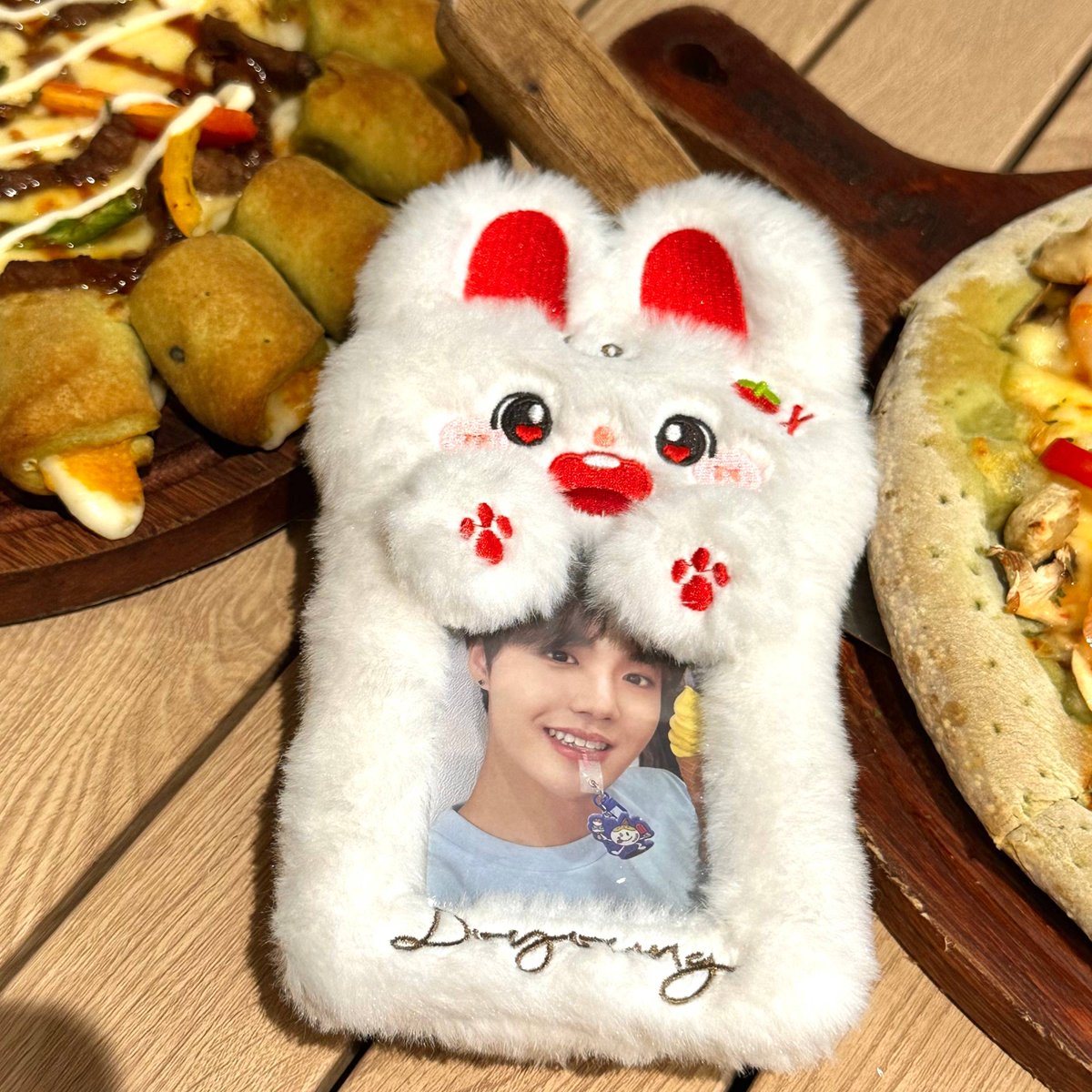 이번 정규 2집을 위한 털 포카홀더입니다~ 도영이가 좋아해주셔서 정말 영광입니다💟
@viviovo1204 님이 이렇게 예쁘게 만들어주셔서 넘 감사합니다♡

#트레저 #도영 #TREASURE #DOYOUNG
#2NDFULLALBUM #REBOOT