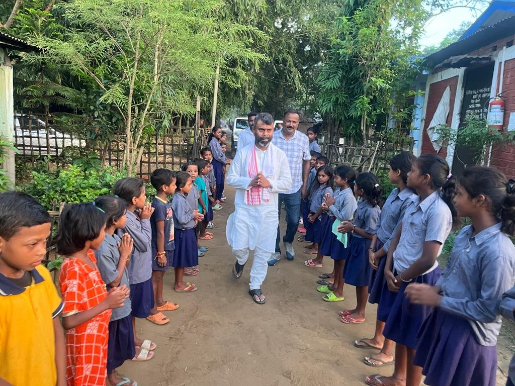 RKurmiOfficial's tweet photo. Glad to inaugurate a toilet facility at DAHINGEAPAR T.E LP School, a step towards better sanitation & hygiene for our students. Under Mariani LAC, marked the launch of a clean drinking water project funded from Kathalguri ZP member, yesterday .
#healthiercommunity! 💧🚽 https://t.co/Oxmg0Q8V8v