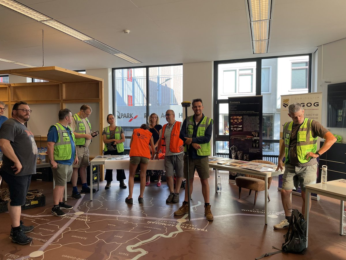 Constructing the Limes (@limes_c) on Twitter photo Dag 2 van Heel Heerlen Graaft gaat van start! Eerst een briefing en dan mogen we weer de putjes in. #heelheerlengraaft <a href="/SaxionArch/">Saxion Archeologie</a> <a href="/RAAPerfgoed/">RAAP</a> <a href="/Thermenmuseum/">ThermenmuseumHeerlen</a> <a href="/HumanitiesUU/">Humanities Utrecht</a> <a href="/gemeenteheerlen/">Gemeente Heerlen</a> Dag 2 van Heel Heerlen Graaft gaat van start! Eerst een briefing en dan mogen we weer de putjes in. #heelheerlengraaft <a href="/SaxionArch/">Saxion Archeologie</a> <a href="/RAAPerfgoed/">RAAP</a> <a href="/Thermenmuseum/">ThermenmuseumHeerlen</a> <a href="/HumanitiesUU/">Humanities Utrecht</a> <a href="/gemeenteheerlen/">Gemeente Heerlen</a>