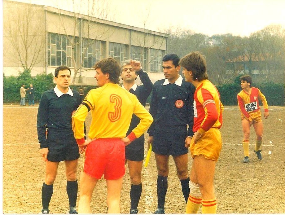 1985-1986 Galatasaray-Kayserispor Ümit B Takımı maçı.

Galatasaray kaptanı Arkın Obdan. Arkada Orhan Atik. Yer Sarıyer Stadı