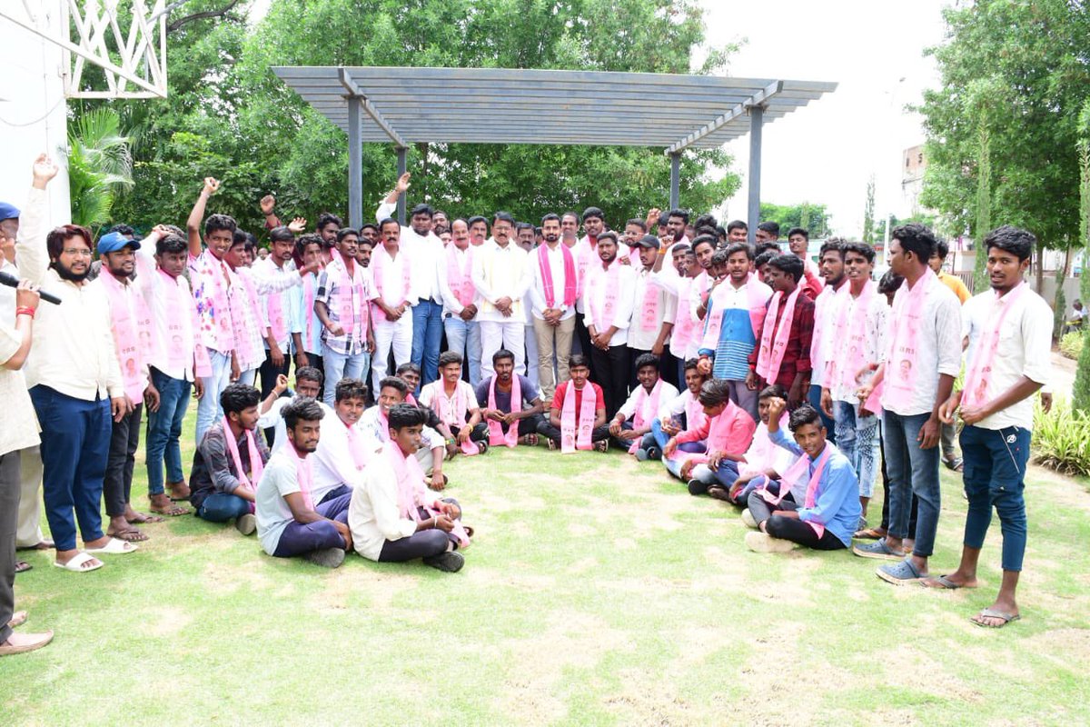 SingireddyBRS's tweet photo. పెబ్బేరు మున్సిపాలిటీ మరియు శ్రీరంగాపూర్ మండలం తాటిపాముల, గోపాల్ పేట మండలం చాకలి పల్లి నుండి బీఆర్ఎస్ లో 300 మంది చేరిక .. కండువాలు కప్పి పార్టీలోకి ఆహ్వానించిన రాష్ట్ర వ్యవసాయ శాఖ మంత్రి @SingireddyBRS గారు https://t.co/7PVtBDt3hP