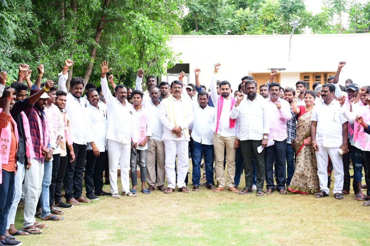 SingireddyBRS's tweet photo. పెబ్బేరు మున్సిపాలిటీ మరియు శ్రీరంగాపూర్ మండలం తాటిపాముల, గోపాల్ పేట మండలం చాకలి పల్లి నుండి బీఆర్ఎస్ లో 300 మంది చేరిక .. కండువాలు కప్పి పార్టీలోకి ఆహ్వానించిన రాష్ట్ర వ్యవసాయ శాఖ మంత్రి @SingireddyBRS గారు https://t.co/7PVtBDt3hP