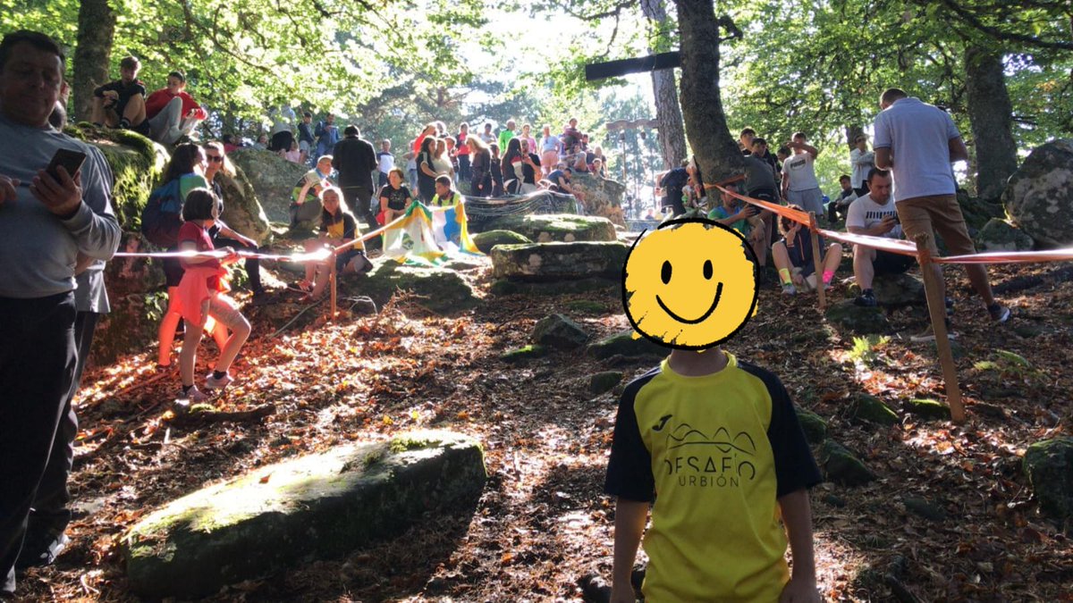 Ambientazo en el Hayedo de #Covaleda #LosHornos, la cuesta reina del #DesafíoUrbión por el que pasará en breve la cabeza de carrera. Afición por centenares que aligera la pendiente