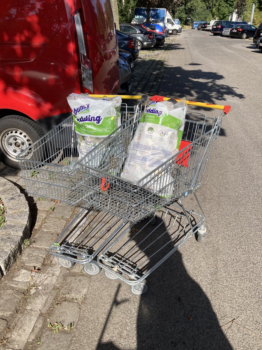 florian107's tweet photo. Wir waren wieder mal #Müllsammeln im Grätzl. Hat sich gelohnt, das ist die die Ausbeute von einer halben Stunde. Die beiden Einkaufswagen inklusive. @Die48er #Nordbahnviertel #FreieMitte https://t.co/abjjiPW2CZ