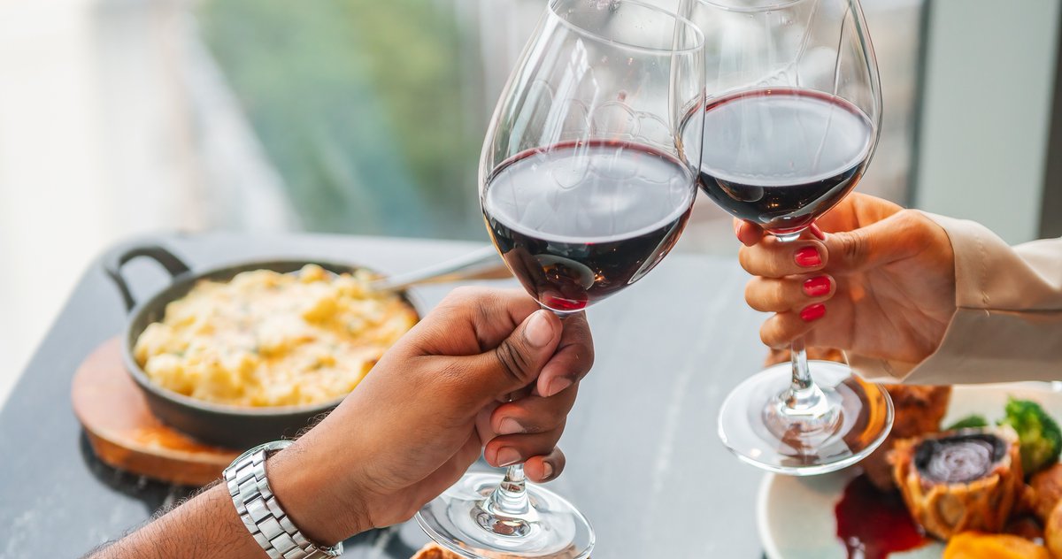Think fluffy yorkies, succulent meat, rich gravy and all the classic trimmings! Our roasts are the perfect excuse to get friends and family together to close the weekend in style🍷

Head to our website to book your table with the best view of the city. Happy Sunday!🥰
#20stories