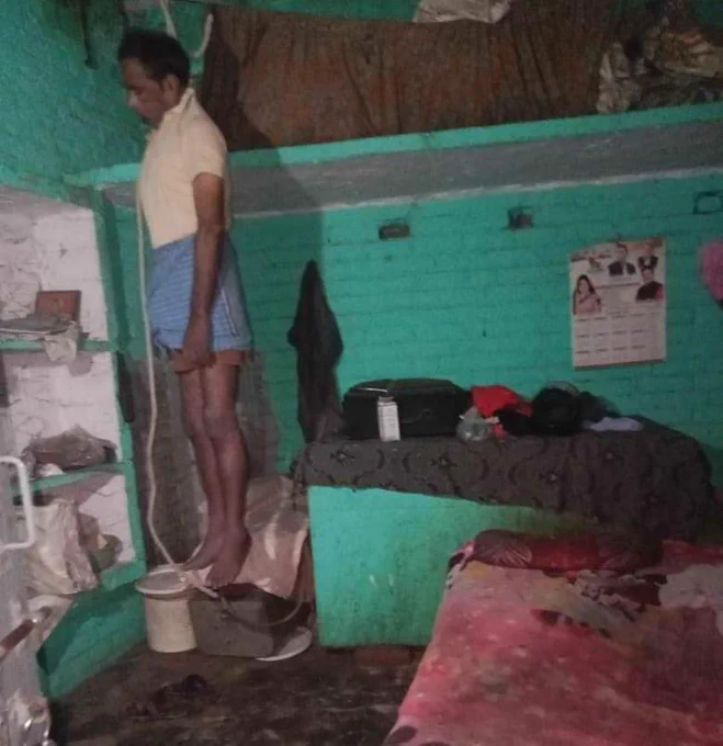 उत्तर प्रदेश का प्रार्थमिक शिक्षा में कार्यरत शिक्षा मित्र ने आर्थिक अभाव के चलते फांसी लगा ली, बच्चे यतीम हो गए पत्नी विधवा हो गई बूढ़े माँ बाप का सहारा चला गया। सरकार का मौन कब टूटेगा 
प्रधानमंत्री <a href="/narendramodi/">Narendra Modi</a> ने 2018 में वाराणसी में जिम्मेदारी ली थी अब तक तो कुछ नहीं हुआ हाँ