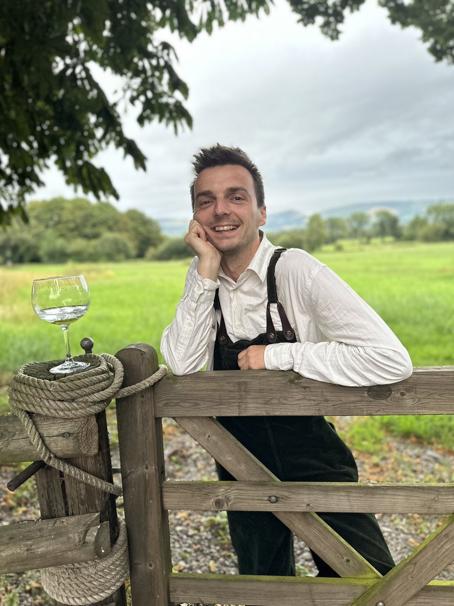 Hmmmm should I make my #gardeningtwitter debut?! 🤔

<a href="/DirtyGardenH0E/">Dirty Garden Hoe 🌱</a> &amp; <a href="/vftpottingbench/">Adam • Gardener • Writer • Podcaster</a> tell me it’s where it’s all happening… 

#gardening #GardeningX