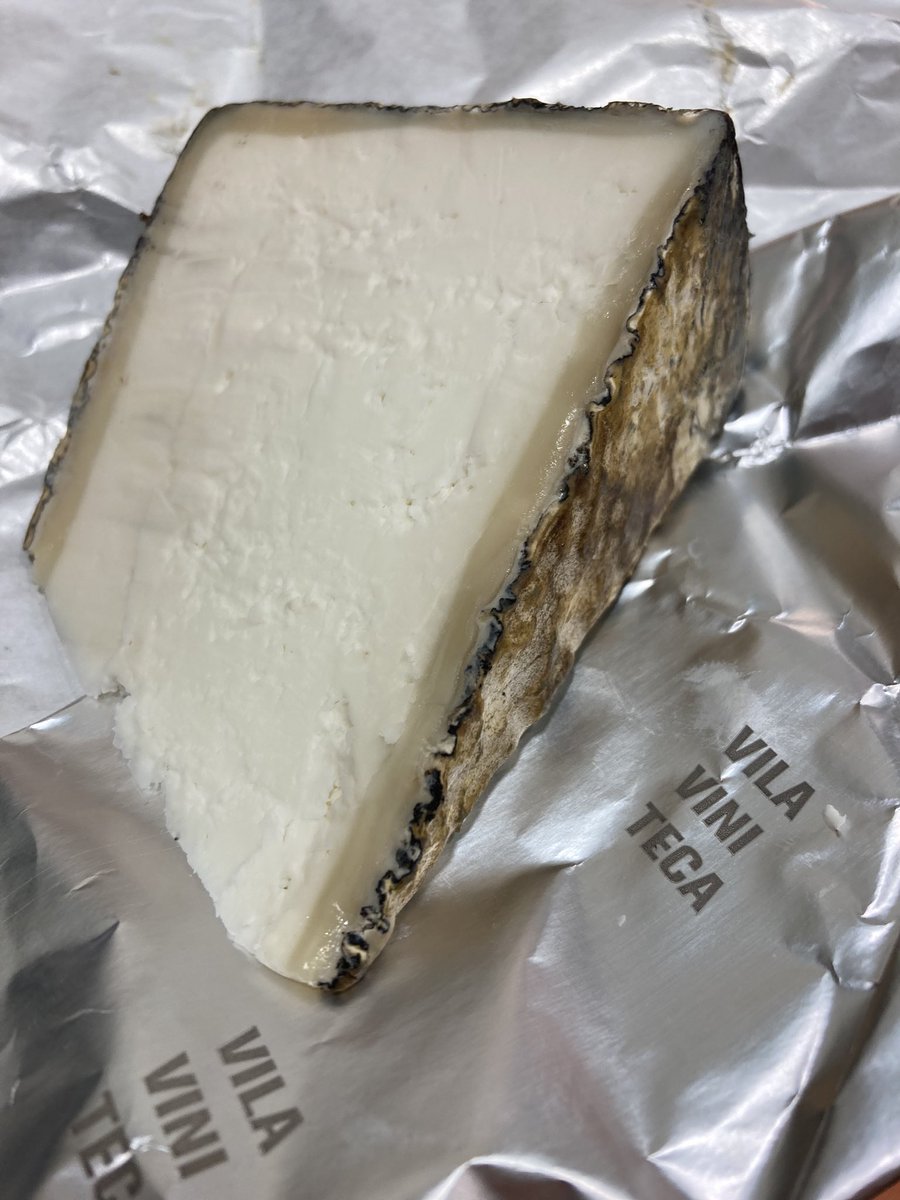 rcoll_wine's tweet image. FORMATGES 🧀, donen joc!
.
1. West Country. Llet de vaca 🐄. 
Dorset, Inglaterra 🇬🇧
.
2. Montsec Cendrat. Llet crua de cabra 🐐. 
Artesa de Segre, Espanya 🇪🇸 
.
3. Selles Sur Cher AOC. Llet crua de cabra 🐐. Loire-et-cher, França 🇫🇷
.
#ardai #vilaviniteca #formatges #textures