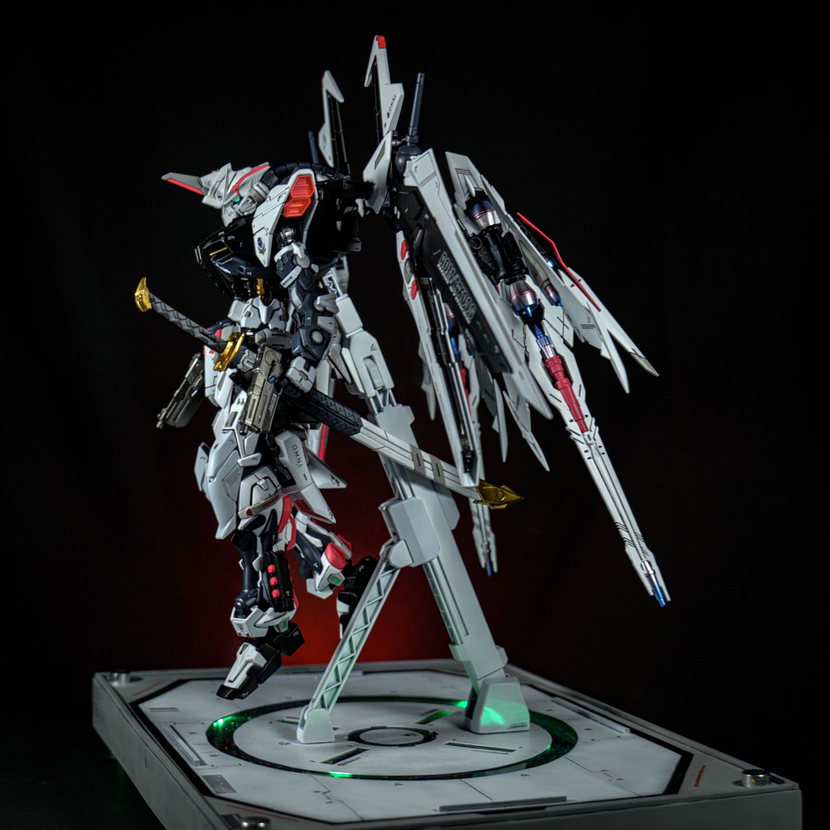 gunpla_tetete's tweet image. 【アストレイノワール改-黎明-】

今年のGBWCのエントリー作品です。
8月上旬の本体完成後からGBWC用に台座をプラ板から作成して１つの作品として仕上げました。
撮影も少し工夫を凝らし、唯一無二のオリジナルのアストレイができたと思います。

#GBWC 
#GBWC11th
#GBWC2023