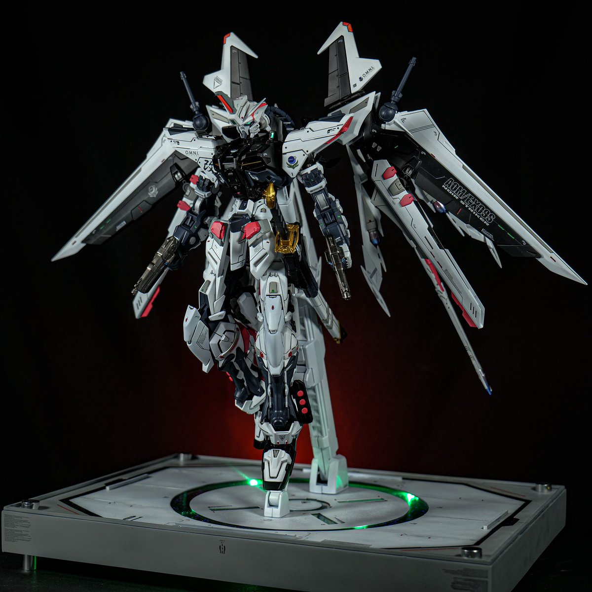 gunpla_tetete's tweet image. 【アストレイノワール改-黎明-】

今年のGBWCのエントリー作品です。
8月上旬の本体完成後からGBWC用に台座をプラ板から作成して１つの作品として仕上げました。
撮影も少し工夫を凝らし、唯一無二のオリジナルのアストレイができたと思います。

#GBWC 
#GBWC11th
#GBWC2023