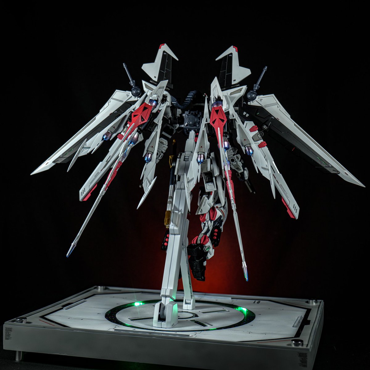 gunpla_tetete's tweet image. 【アストレイノワール改-黎明-】

今年のGBWCのエントリー作品です。
8月上旬の本体完成後からGBWC用に台座をプラ板から作成して１つの作品として仕上げました。
撮影も少し工夫を凝らし、唯一無二のオリジナルのアストレイができたと思います。

#GBWC 
#GBWC11th
#GBWC2023