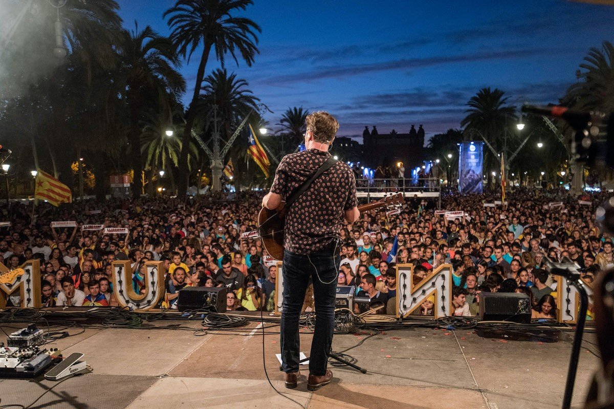 enderrock's tweet photo. Bona diada!
Si la vols celebrar amb música en directe, en la Festa de la Llibertat, que organitza anualment @omnium, es podran gaudir els concerts de les finalistes d'@euforia, @_triquell, @JazzWoman_Music, @figaflawas i @31FAM_ amb #GoodJan.
https://t.co/TKq1pBehG3 https://t.co/GMhnYjmome