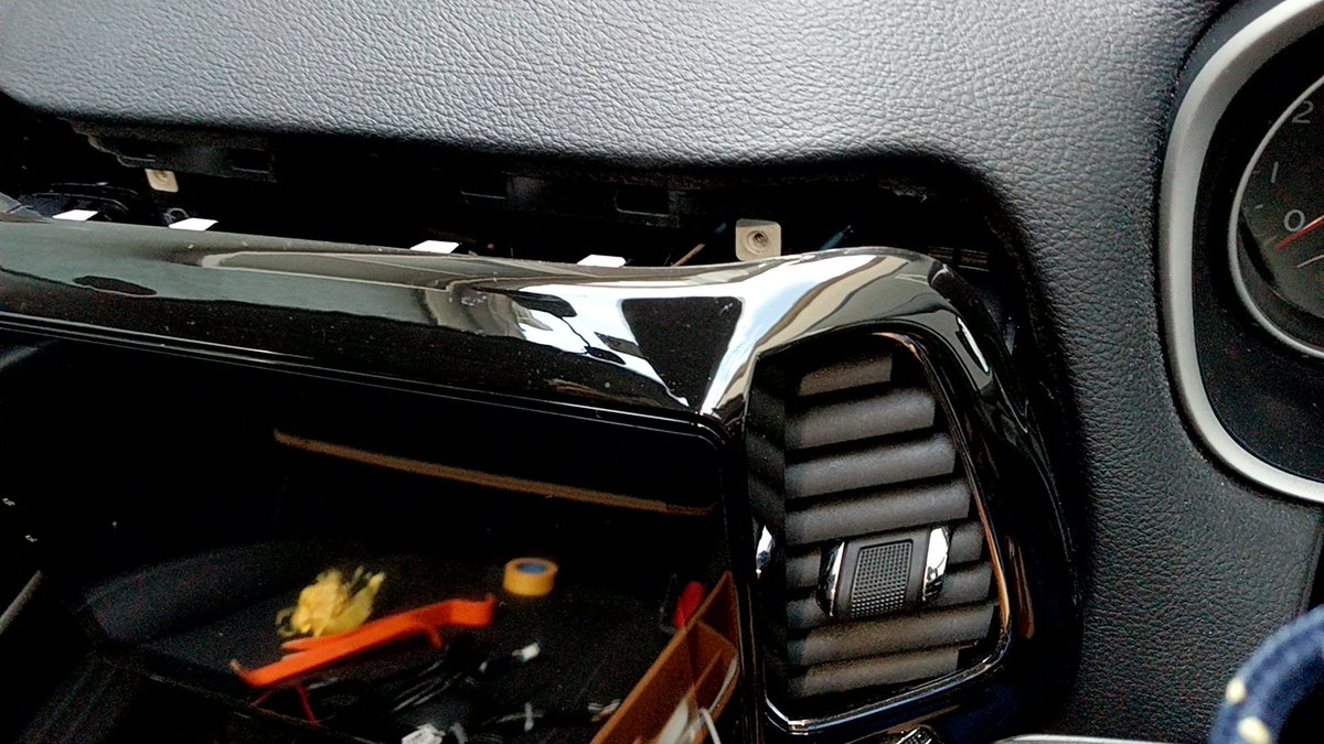 Mr60365038's tweet image. #Jeep
 #ナビ
 #Androidナビ
ノーマルより外すの楽だった
USBケーブル(二股)交換
SiMカードスロットに
プリペイドSIMさしてみたが
無反応(&apos;-&apos;)