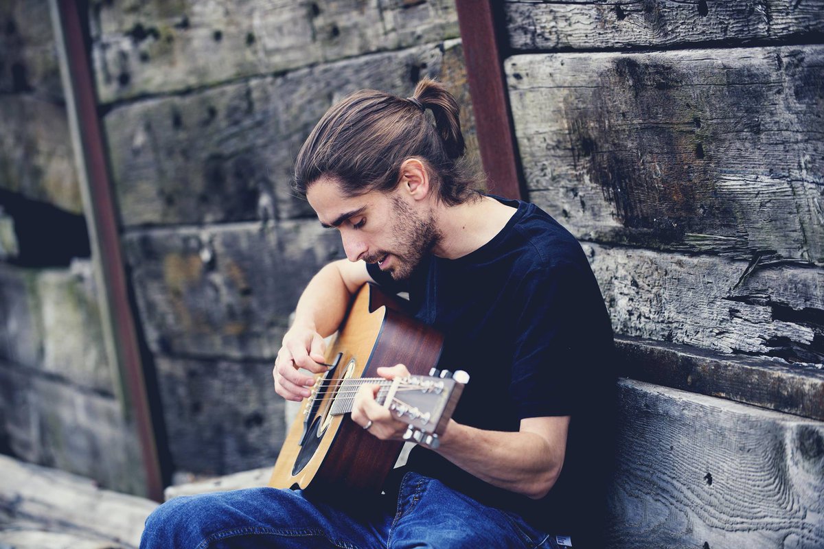 🍺 Time for another relaxed Sunday afternoon at The Den. Sam Austin will be here from 4pm with a set full of chilled acoustic tunes for you to enjoy 👌 #craftbeer #beartown #whatsonincheshire #cheshirelife #congleton