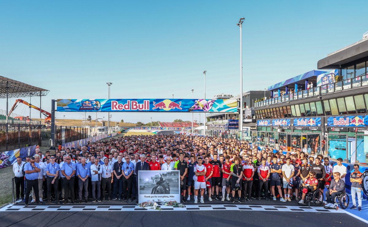 Yesterday evening's minute's silence for Mike Trimby - a full paddock turnout 👏👏👏👏👏👏