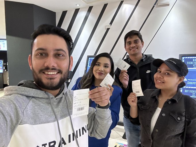 SRKAustralia's tweet photo. Fans in Australia enjoying JAWAN. 

The film is on a record breaking run in Australia with sold out sessions all throughout the country. 

We love SRK! ❤️🇦🇺 

@iamsrk @RedChilliesEnt @yrf @SRKUniverse #Jawan https://t.co/b04EtJQTz2