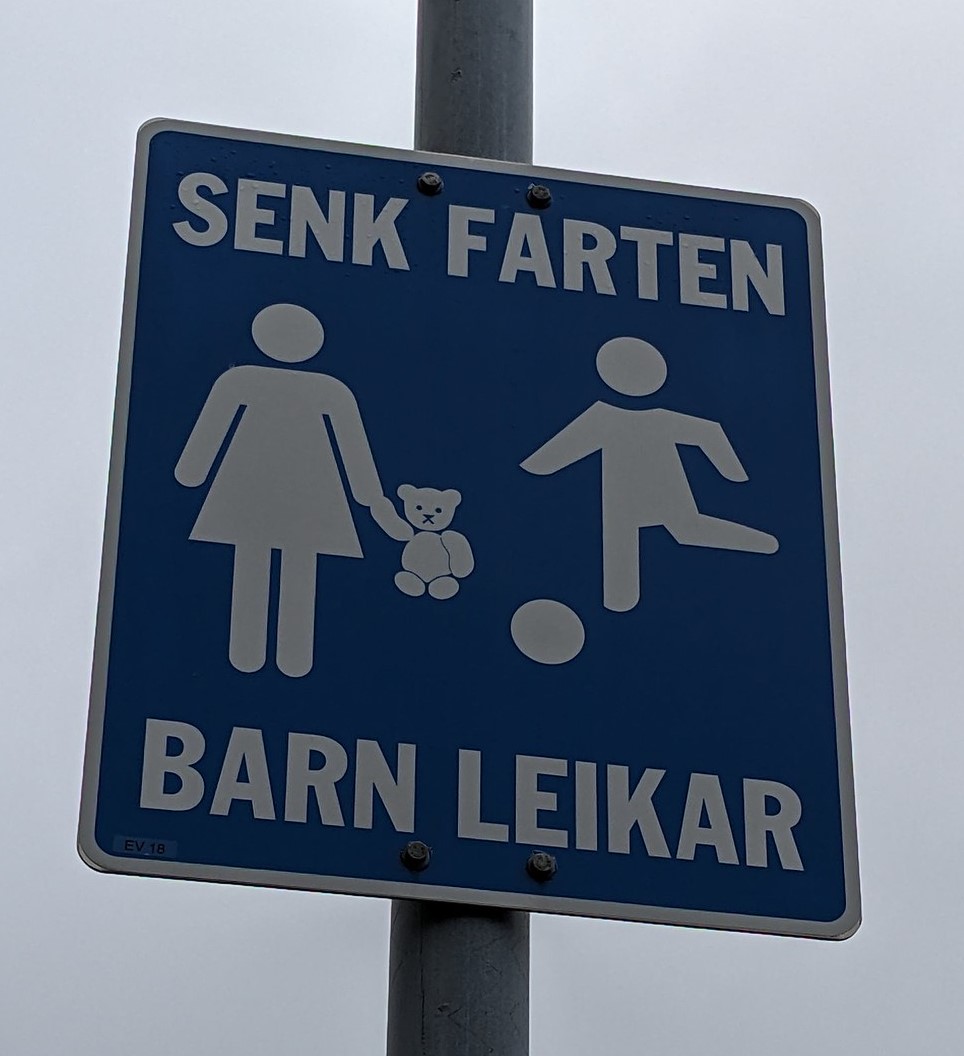 #SignsonSunday #SundaySigns Norwegian #RoadSign for easily amused vulgar English tourists. Translates as 'Slow down children play'. Suprisingly gender stereotyped, at least to me. @staffswayman @isetta_windsor @MarkHaydock5