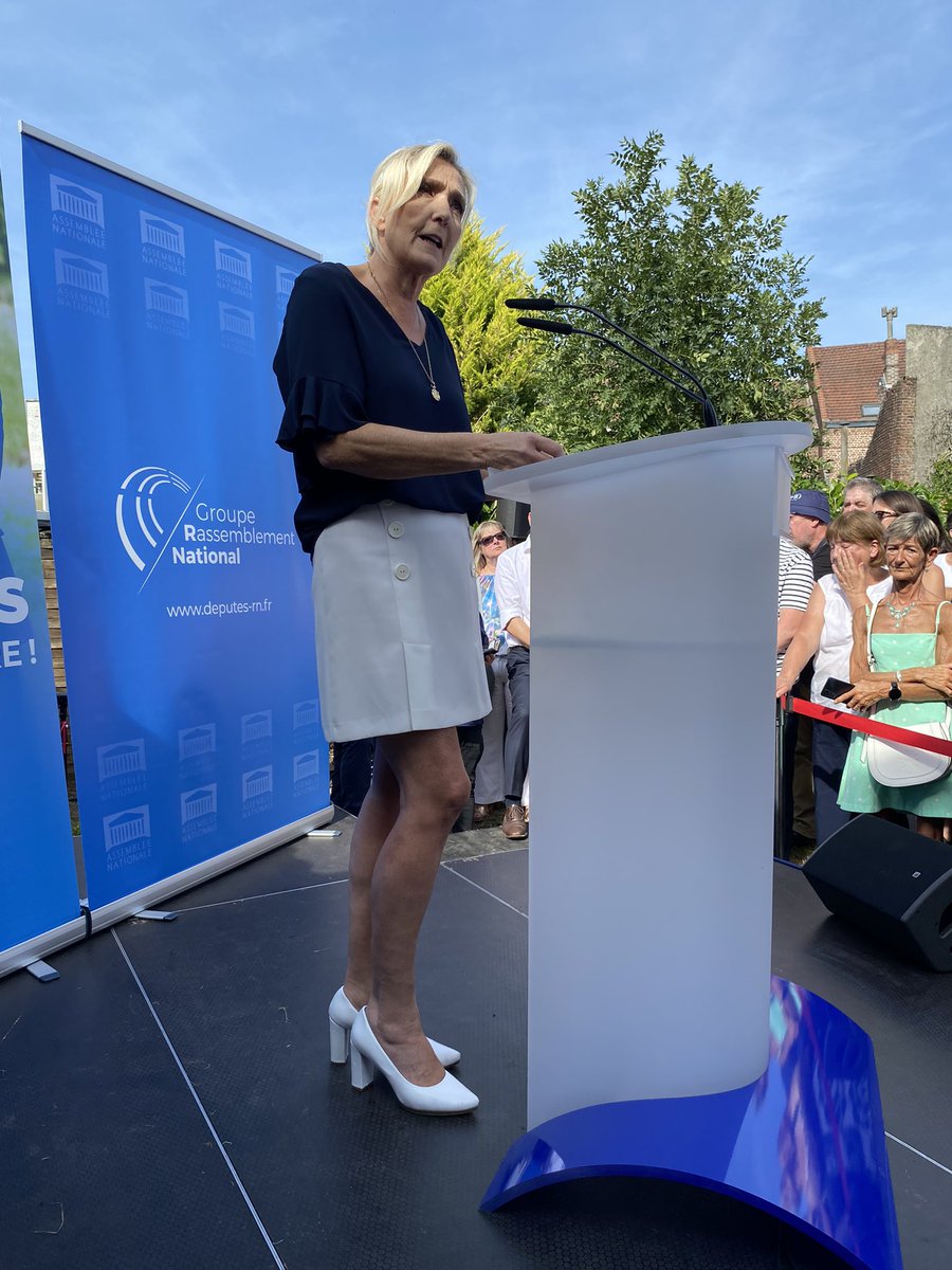 Ce matin <a href="/MLP_officiel/">Marine Le Pen</a>, après un silence estival, fait sa rentrée politique par un passage traditionnel à la braderie d’Hénin-Beaumont.