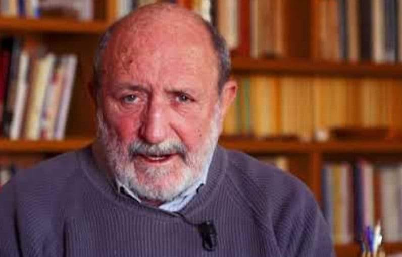 pierpi13's tweet photo. “Allora invece di riempire le scuole di lavagne digitali, riempiamole di letteratura, perché  quello è il luogo eminente in cui impari i sentimenti.
Perché i sentimenti si imparano, non ce li hai per natura. E se uno ha sentimento non brucia un immigrato che dorme sulla panchina. Uno che ha sentimento non picchia un handicappato. Se uno fa queste cose non ha sentimento. Non l’ha imparato.”
Umberto Galimberti