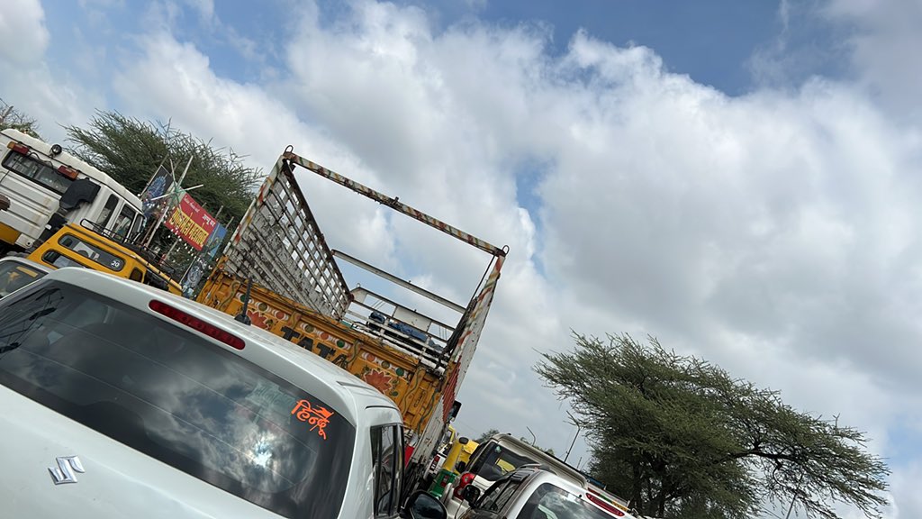 ashishyadv_'s tweet photo. जाम की हालत पिछले डेढ़ घंटे से यही इंतज़ार कर रहे हैं police का प्रशासन का आदमी याद नहीं है और यहाँ logo को बहुत परेशानी हो रही है।
@jaipur_police @JaipurTraffic https://t.co/IzC5mK3Zzs