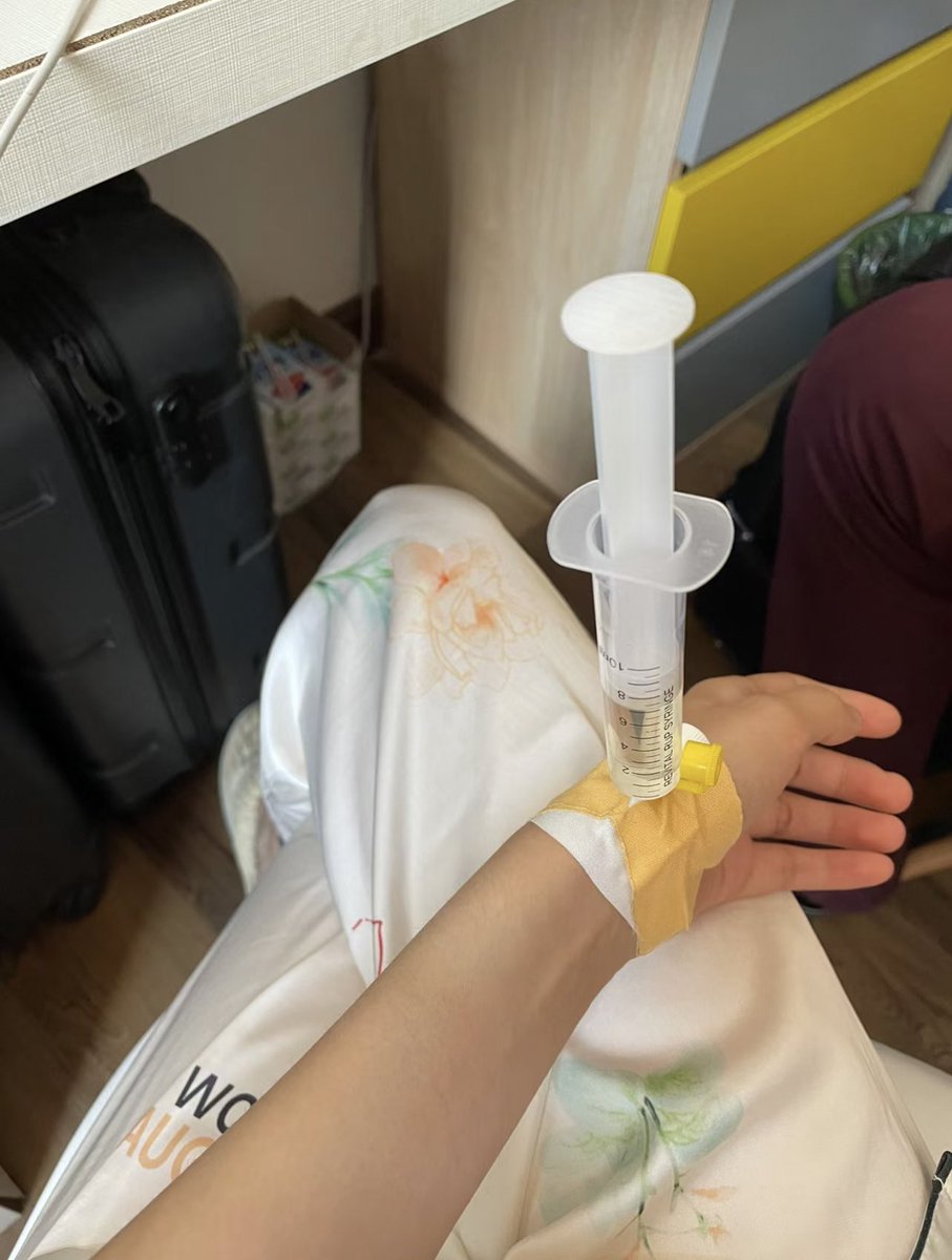drfeichai's tweet photo. Overheard, in Uganda, family doctors give IV in this way. @OGdukeneurosurg https://t.co/cEBIDC3DRL