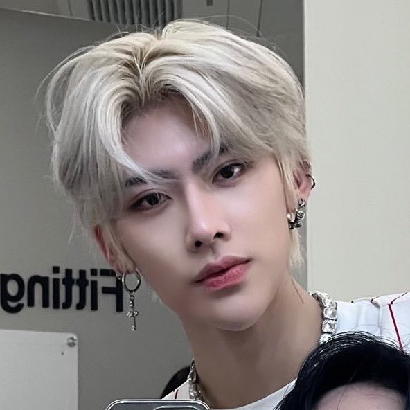 haeshion's tweet photo. he's so pretty it's crazy https://t.co/Oq0FxZiJ68