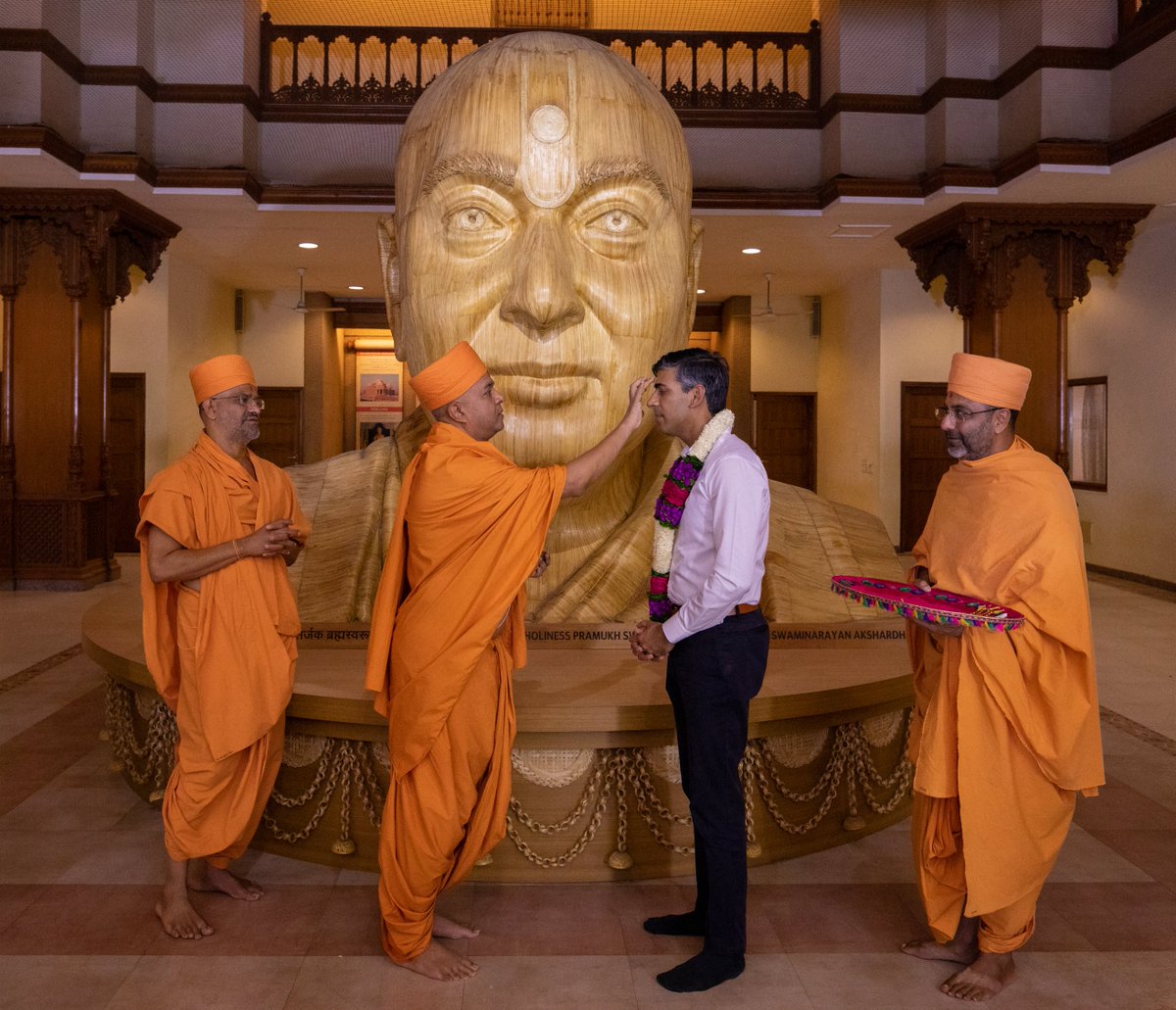 #UK Prime Minister @RishiSunak and his wife Akshata Murthy visit #Akshardham temple, in Delhi.
#G20SummitDelhi #G20India #G20Bharat #G20India2023 #G20Summit2023 #G20Summit #G20Delhi #NarendraModi