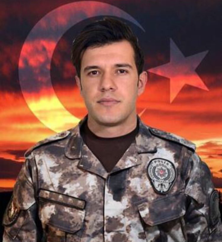 En son göreve giderken Anesine
"Ağlama Ana Şehit olursam
Peygamber Efendimizin arkasında kollarımı açar seni beklerim" diyen
Şehit Polis Özel Harekat Bayram Çiçek