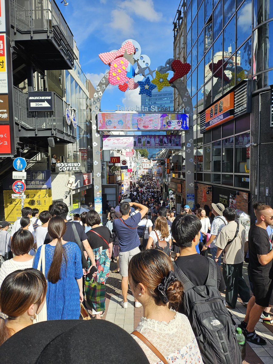 macaronkick's tweet image. 原宿のGalaxy ストアに行くためにこれから日曜日の竹下通りを突っ切ります。人が多すぎて目眩がしそうだけどがんばる。