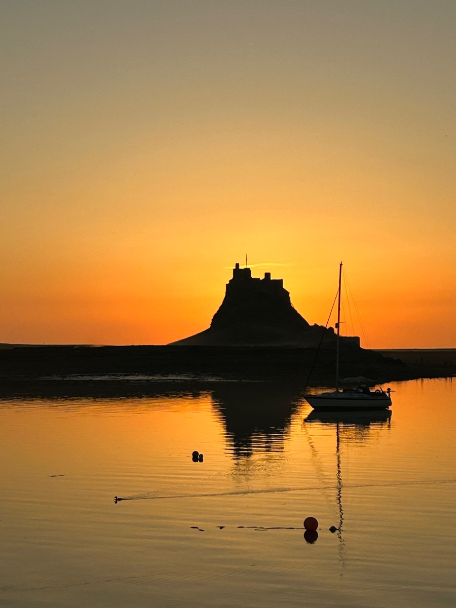 tutty352's tweet photo. Lindisfarne sunrise https://t.co/EOHLlanabB