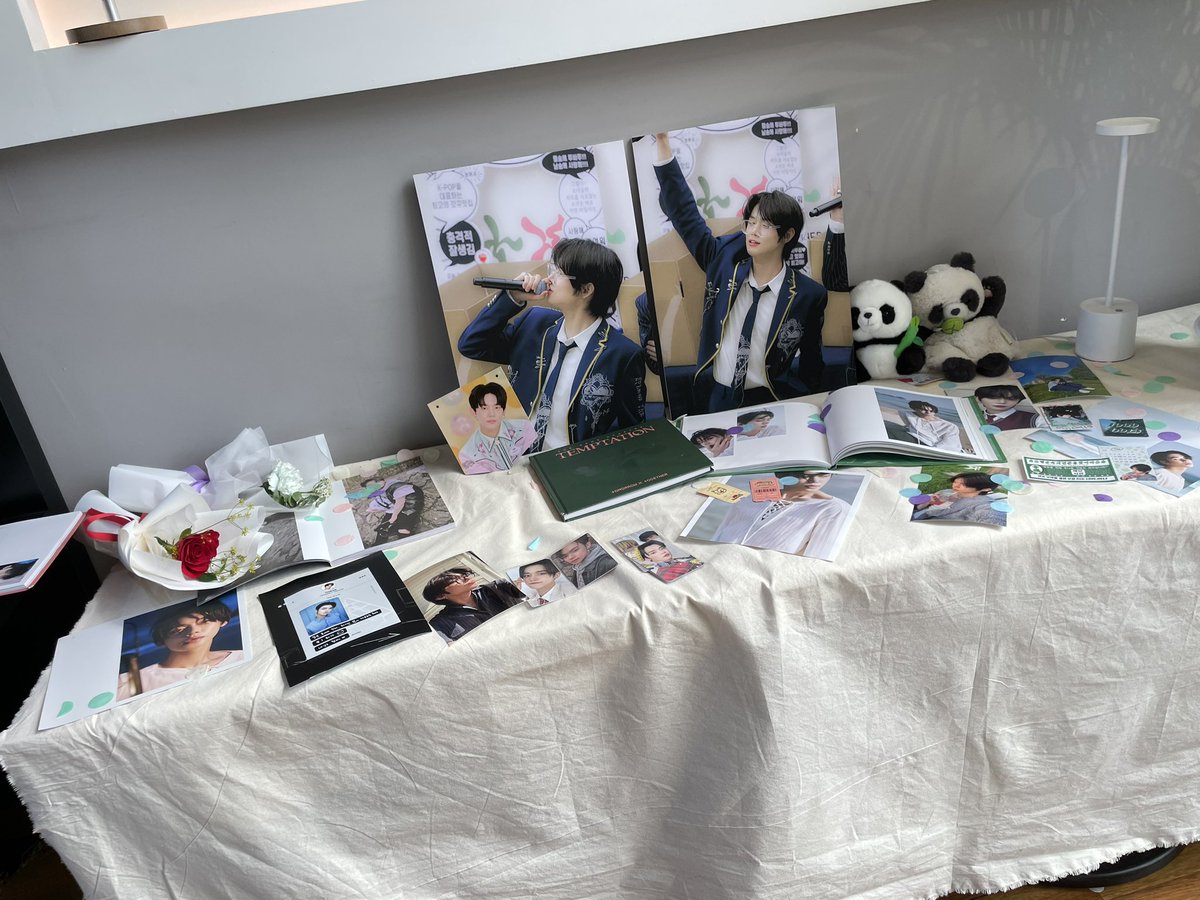 #운명을_연준이라_쓰기로_하였다 

럭드는.. 망했지만.. 엽서랑 특전 넘 이쁜거 아니냐고요.. 연준이 인생네컷 넘 이뻐요🌟
혼자 오려고 했는데 어모니께서 오겠다구 하셔갖구.. 큐큐 어모니랑 같이 왓어요..‼️ 너무 이뻐요.. 특전 안주더라두 꼭 와보세요 짱이쁘뮤우우ㅜㅜㅜ 짱조하요..❤️❤️