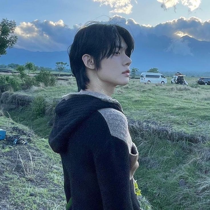 {RESTARTING DAY 9}
Hi everyone~ l'm enzo 🐺

— he/him 
— not new to #kpoptwt &amp; #stantwt
— looking for interactive moots, all fandoms are welcome  
— multi 

♡/↻ to be moots &amp; to spread! 
Thankyouu~ 🦊