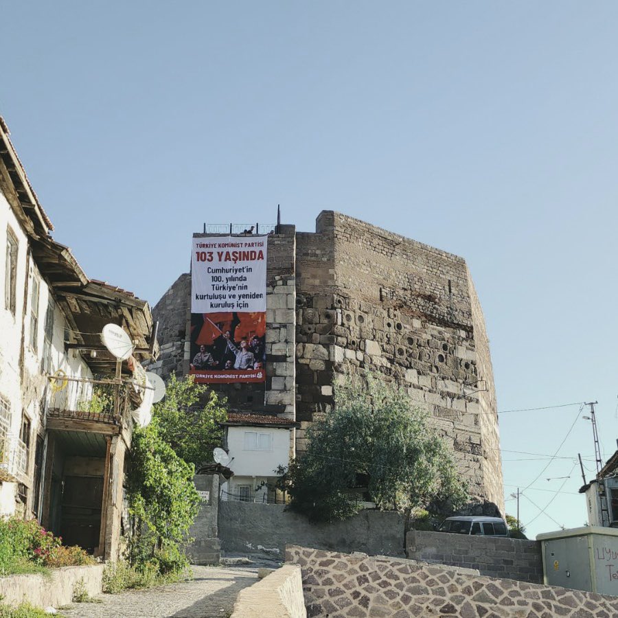 AnkaraTkp's tweet photo. Türkiye Komünist Partisi 103 yaşında!
Cumhuriyet'in 100. Yılında Ankara Kalesi'nden sesleniyoruz:
Kurtuluş ve yeniden kuruluş için görev başındayız!
#TKP103Yaşında https://t.co/tgVf9aHUP0