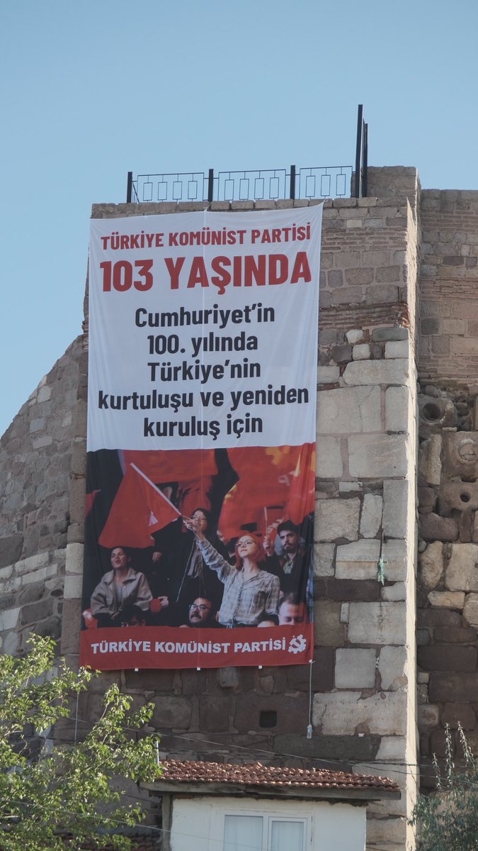 AnkaraTkp's tweet photo. Türkiye Komünist Partisi 103 yaşında!
Cumhuriyet'in 100. Yılında Ankara Kalesi'nden sesleniyoruz:
Kurtuluş ve yeniden kuruluş için görev başındayız!
#TKP103Yaşında https://t.co/tgVf9aHUP0
