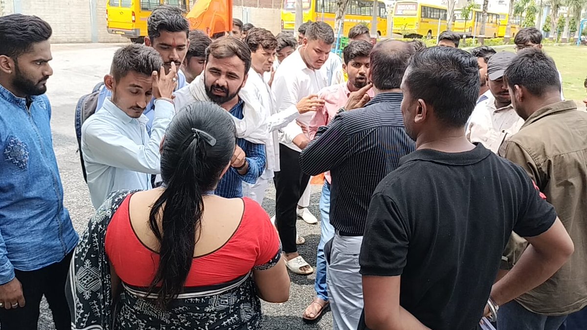 AskShivendra's tweet photo. अभाविप सतना नगर इकाई द्वारा बोनांजा कान्वेंट स्कूल प्राचार्य के तानाशाही रवैया व अव्यवस्थाओं को लेकर प्रदर्शन किया गया। @ChetasSukhadia @PrafullaAkant @VipinGuptaBhind @AshishSainram @DrMohanYadav51 @yagywalkya https://t.co/6LWXB6MTmw