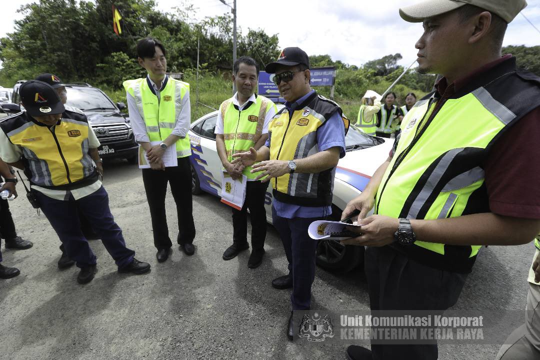 moworksmy's tweet photo. Selaras Kempen #MYJalan Kementerian Kerja Raya (KKR) yang telah dilancarkan oleh Perdana Menteri Malaysia YAB Dato' Seri Anwar Bin Ibrahim pada 24 Ogos 2023 yang lalu, satu tindakan menyeluruh sedang dilaksanakan yang melibatkan pelbagai agensi dan kementerian. https://t.co/i9036dDRVV