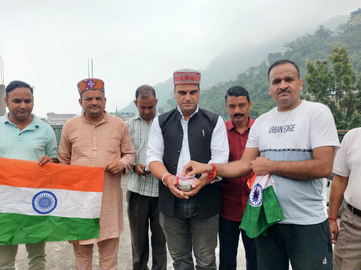 mybharatsolan's tweet photo. Let us once again remember those who made the sacrifice for the country and pay respect to our heroes. Join #MeriMaatiMeraDesh and upload your selfie on https://t.co/AoFJqbbHZC.
@ianuragthakur @NisithPramanik @YASMinistry @NITKM2021 @MMMD_2023 @sdnykshp @Nyksindia https://t.co/XlLXVib5ex