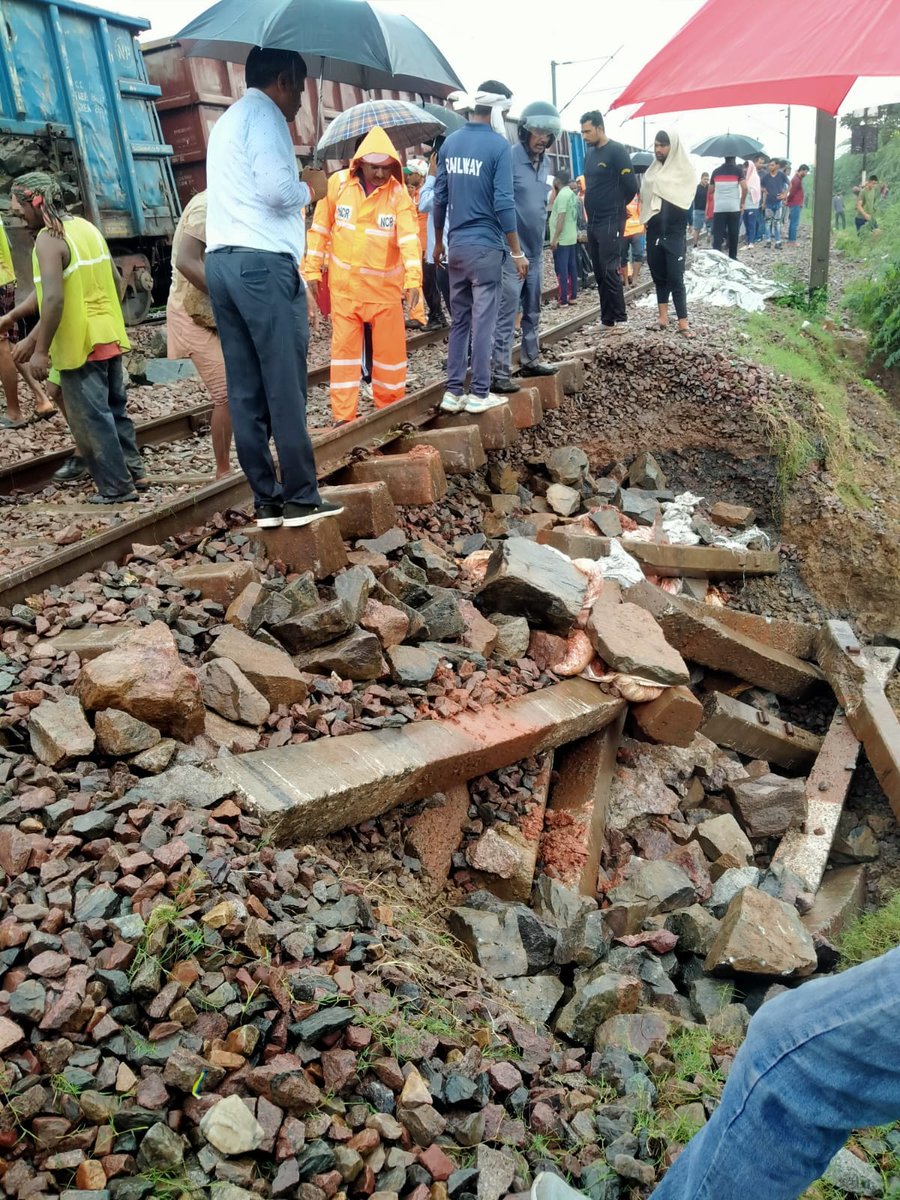 NBTMP's tweet image. भारी बारिश के चलते रेल ट्रैक उखड़ा, दिल्ली और भोपाल से आने जाने वाली सभी ट्रेन रुकी, धौलपुर और मुरैना के बीच पटरी से मिट्टी धसने से ट्रेनों का आवागमन हुआ बंद, शताब्दी एक्सप्रेस, वंदे भारत सहित कोई ट्रेन है 2 से 3 घंटे लेट हुईं @NavbharatTimes #NBTMP #RailTrack #MPNews